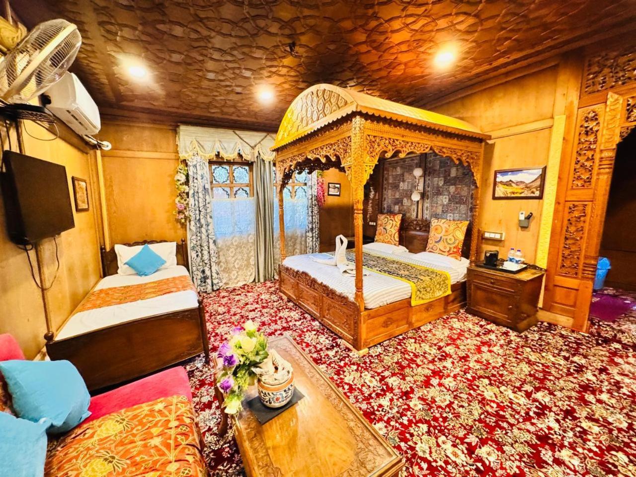 Hotel Crown Of India Group Of Houseboats Srīnagar Exteriér fotografie