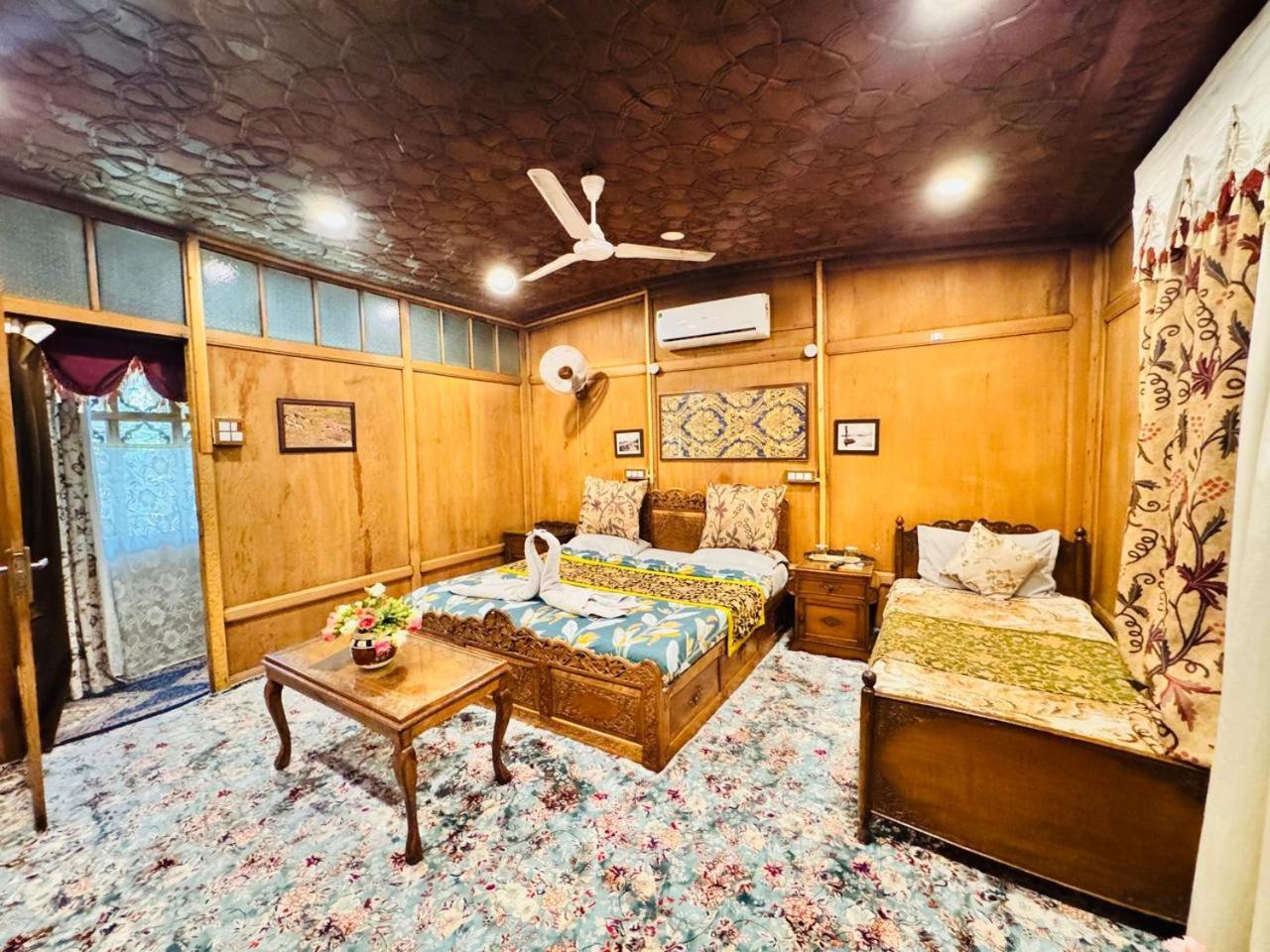 Hotel Crown Of India Group Of Houseboats Srīnagar Exteriér fotografie