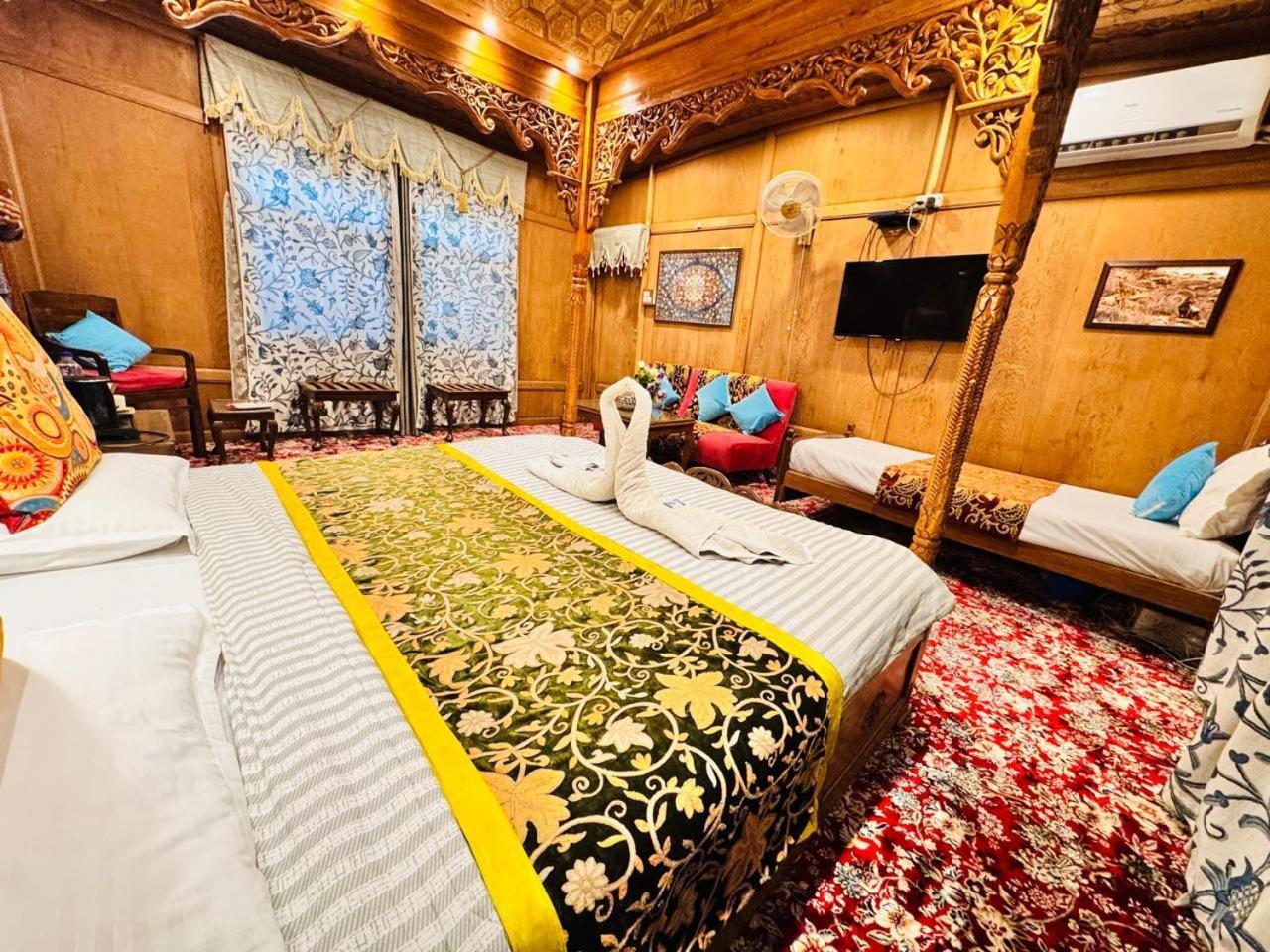 Hotel Crown Of India Group Of Houseboats Srīnagar Exteriér fotografie